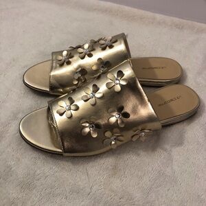 Liz Claiborne Floral Sandals SZ 9 M, “Leigh”, Platino Gold w/flowers on front